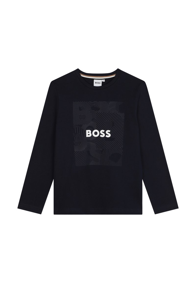 Marineblauwe langerm T-shirt van katoen met een centraal grafisch ontwerp met het woord "BOSS" in het wit, tegen een gestructureerde achtergrond.