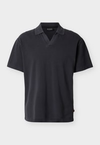 Σκούρο γκρι κοντομάνικο πόλο με γιακά σε σχήμα V, τοποθετημένο επίπεδα σε λευκό φόντο.