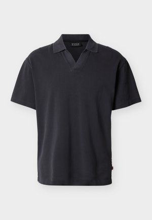 Σκούρο γκρι κοντομάνικο πόλο με γιακά σε σχήμα V, τοποθετημένο επίπεδα σε λευκό φόντο.