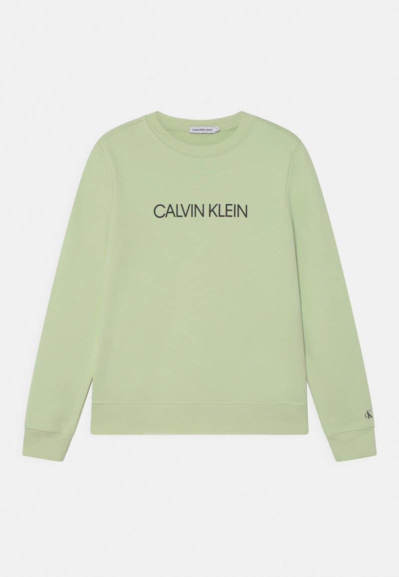 Světlě zelený svetr s dlouhými rukávy, kulatým výstřihem a nápisem "CALVIN KLEIN" vytištěným černě na hrudi. Hladké manžety a lem.
