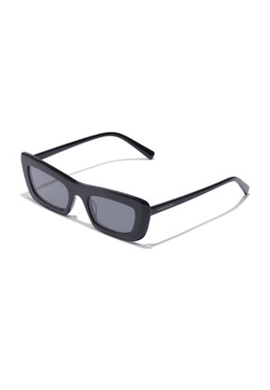 Mustad ristkülikukujulised mustad prillid, millel on mati pind, tumedad polariseeritud läätsed ja elegantsed käed, mille külgedel on kuldne bränding.