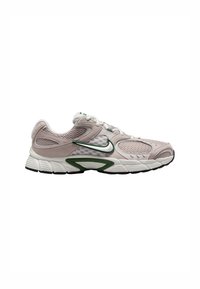 Zapatilla deportiva de color rosa claro con paneles de malla, acentos verdes y una suela acolchada con patrones texturizados. Diseño con cordones y detalle de logo.