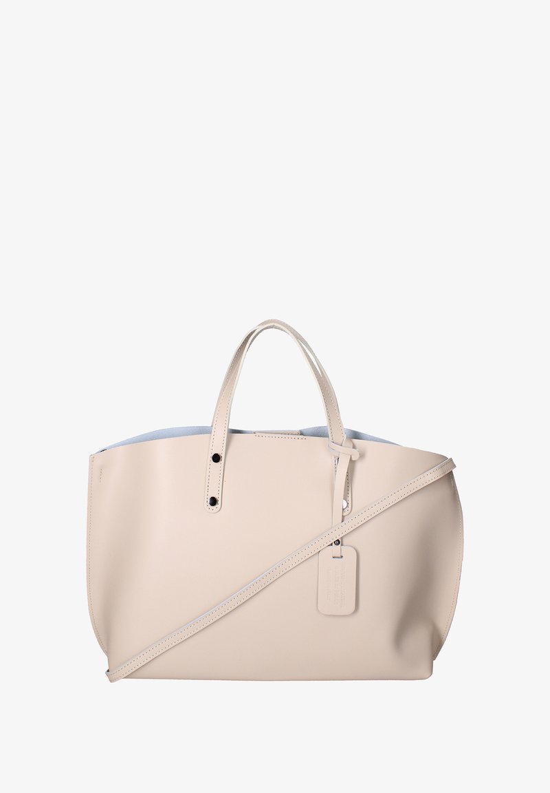 Beige leren schoudertas met dubbele handvatten en een afneembare schouderband, met een gladde textuur en een blauwe binnenvoering, voorzien van labeldetails.