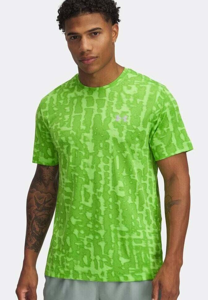 T-shirt a maniche corte di un vivace verde brillante con un motivo astratto testurizzato e un piccolo logo sul petto. Il tessuto sembra leggero e traspirante.