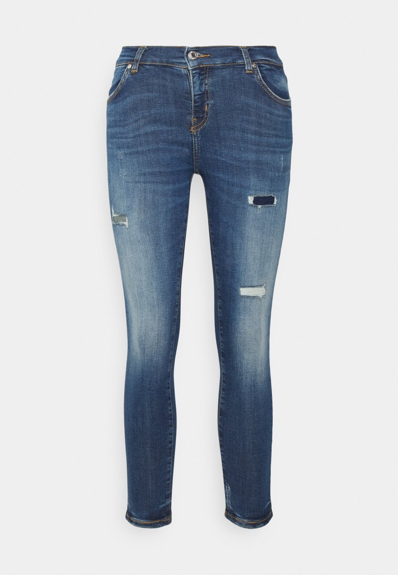 Jeans de denim azul ajustados con ligeros desgastes y parches deshilachados en las rodillas, con un clásico diseño de cinco bolsillos y pasadores para cinturón.