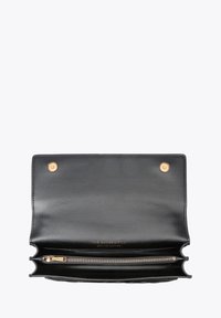 Portefeuille en cuir noir à texture lisse, avec des détails en métal doré et une poche zippée. Dispose d'une fermeture à pression magnétique et d'un logo embossé.