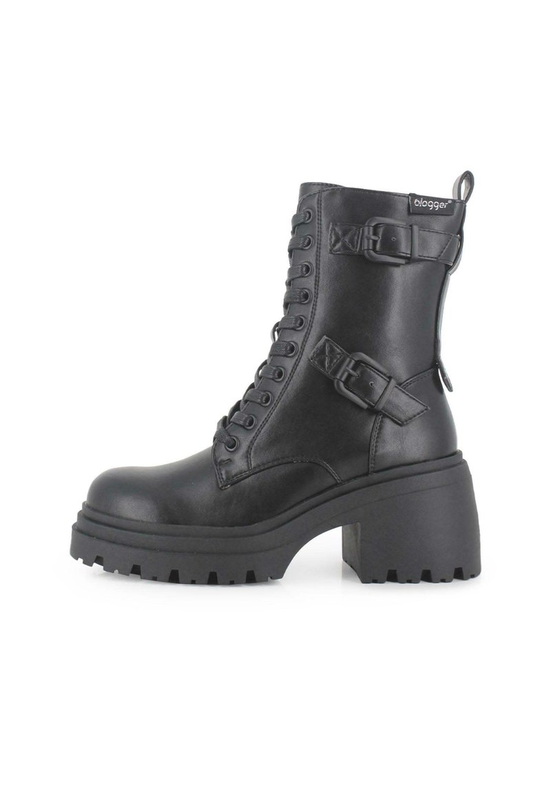 Botín negro con cordones hasta el tobillo, con un tacón grueso, hebillas en el lateral, material de cuero, suelas texturizadas y detalles de costura prominentes.