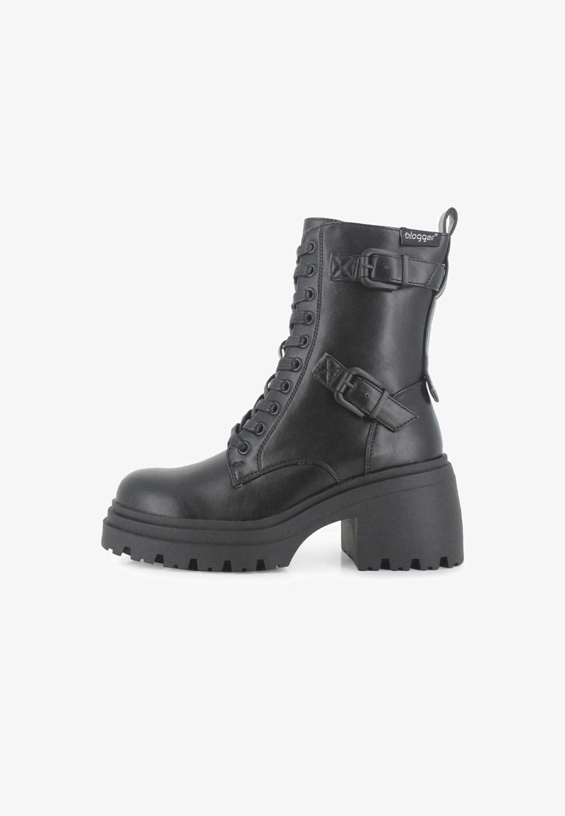 Botín negro con cordones hasta el tobillo, con un tacón grueso, hebillas en el lateral, material de cuero, suelas texturizadas y detalles de costura prominentes.