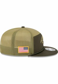 Olivgrünes Cap mit flachem Schirm, Netzrücken, besticktem Blitzlogo und rechteckigem amerikanischen Flaggenpatch.