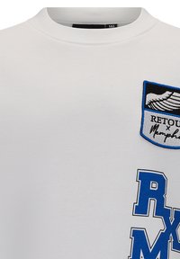 Felpa bianca con colletto tondo, caratterizzata da un patch ricamato blu e dal testo blu in grassetto "RXM" sul davanti. Tessuto morbido e strutturato.