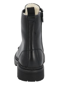 Svart läderankelboot med en slät textur, vertikal sömnad, en sidoförslutning och en ögla för att dra upp den på toppen. Gummisula med djupa mönster.