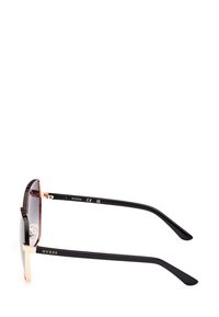 Gafas de sol cuadradas con lentes oscuros degradados, brazos de plástico negro y acentos metálicos dorados en el marco. Presenta un logo en la patilla.