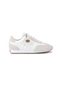 Sneaker bianca e grigia chiara con un design trapuntato, realizzata in suede e pelle, punta rotonda e chiusura con lacci impreziosita da un accento dorato.
