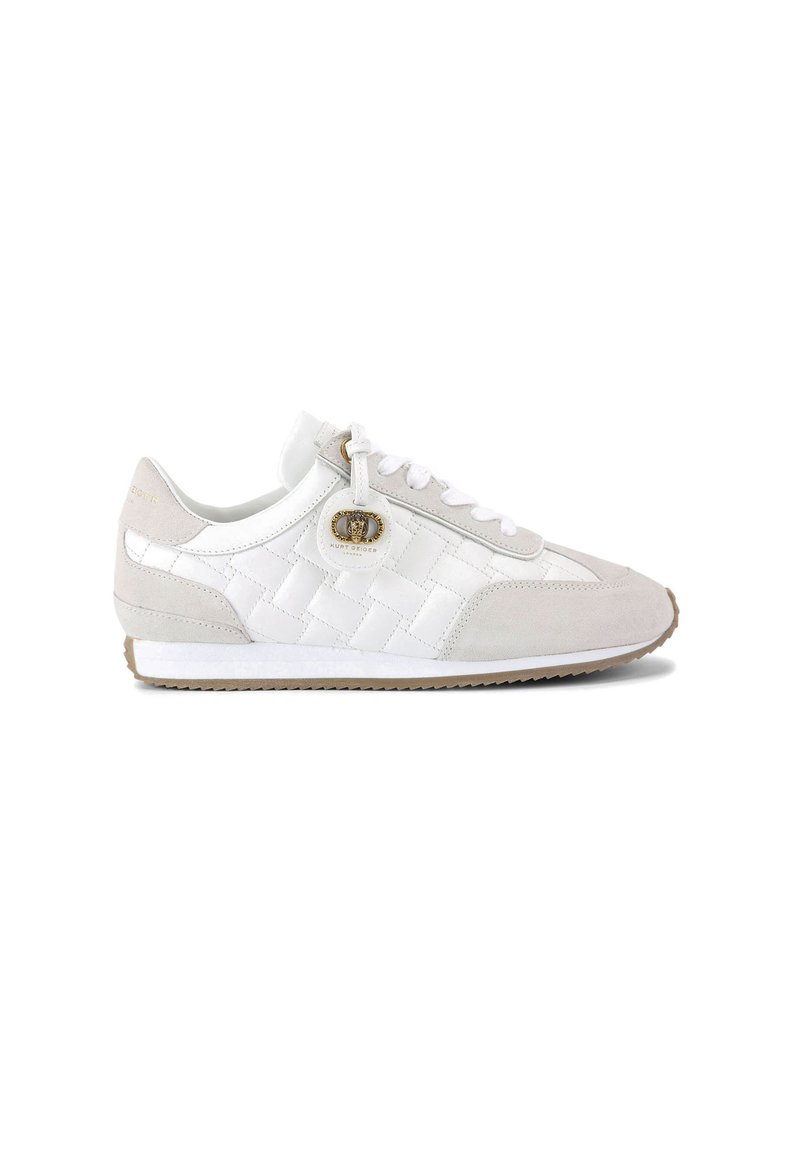 Sneaker bianca e grigia chiara con un design trapuntato, realizzata in suede e pelle, punta rotonda e chiusura con lacci impreziosita da un accento dorato.