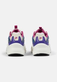 Sneakers con un design bianco e viola, dotate di tomaia in mesh testurizzato, accenti rosa a contrasto e collo imbottito per il massimo comfort.