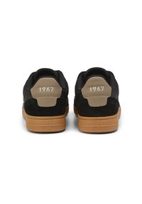 Czarne sneakersy z zamszową i siateczkową cholewką, z beżowymi akcentami i gumowymi podeszwami. Posiadają haftowane logo "1967" na pięcie.