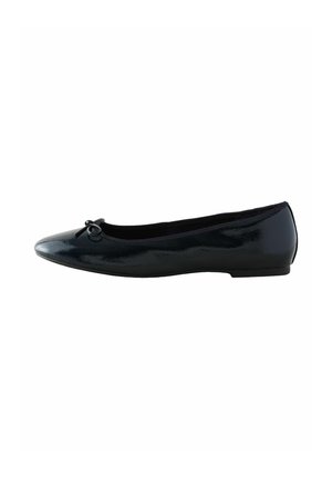 Schwarze Lackleder-Ballettschuhe mit abgerundeter Zehenpartie, kleiner Schleifenakzent vorne und flacher, strukturierten Sohle.