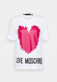 Bílý bavlněný tričko s velkým, nepravidelným růžovým srdcem a nápisem "LOVE MOSCHINO" tištěným pod ním tučným černým písmem. Krátké rukávy.