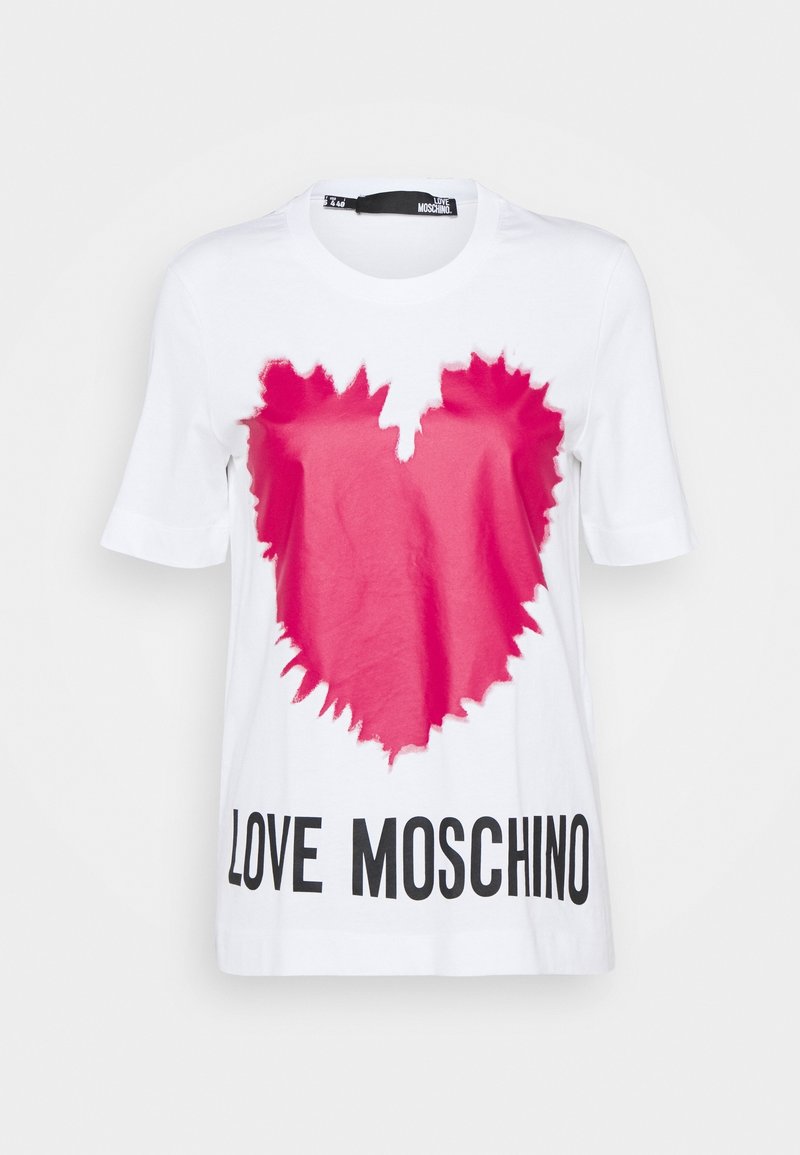 Bílý bavlněný tričko s velkým, nepravidelným růžovým srdcem a nápisem "LOVE MOSCHINO" tištěným pod ním tučným černým písmem. Krátké rukávy.