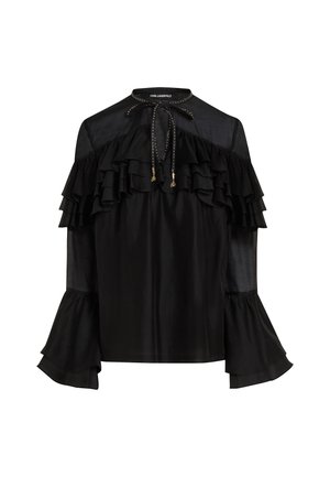 Czarna bluzka z warstwowymi falbanami, wysokim dekoltem z zawiązaniem oraz szerokimi rękawami, wykonana z gładkiego, lekkiego materiału.