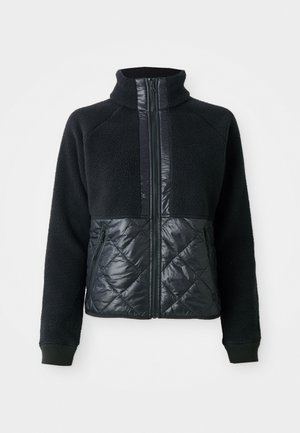 Schwarze Fleecejacke mit quiltierten, mit Reißverschluss versehenen Vordertaschen, vollem Reißverschluss und hohem Kragen.