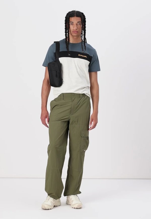 UNDERTOW PANEL TEE UNISEX - Print T-shirt - pine night2