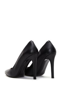 Escarpins noirs en cuir avec un bout pointu, design fermé et talon aiguille de 10 cm. Texture lisse et détails de couture subtils.