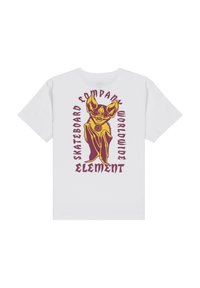Witte t-shirt met een groot geel en kastanjebruin vleermuisgrafiek in het midden, omringd door gebogen tekst met de woorden "Skateboard Company Worldwide Element."