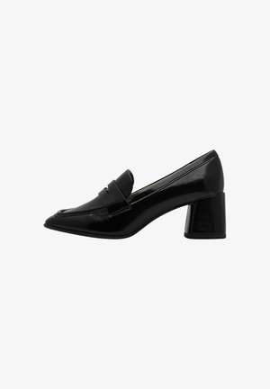 Escarpin en cuir verni noir avec un bout pointu, une sangle frontale décorative, et un talon carré sculpté. Texture lisse et design minimaliste.