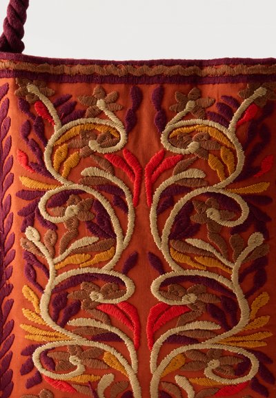 Πορτοκαλί ύφασμα με συμμετρική κεντητική σε μπεζ, καφέ, κόκκινο, κίτρινο και μωβ μοτίβα με λουλούδια και φύλλα.