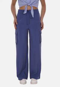 Pantaloni cargo a gamba larga in tessuto blu scuro con vita elastica, cordoncino e due tasche laterali. Texture liscia, design casual.