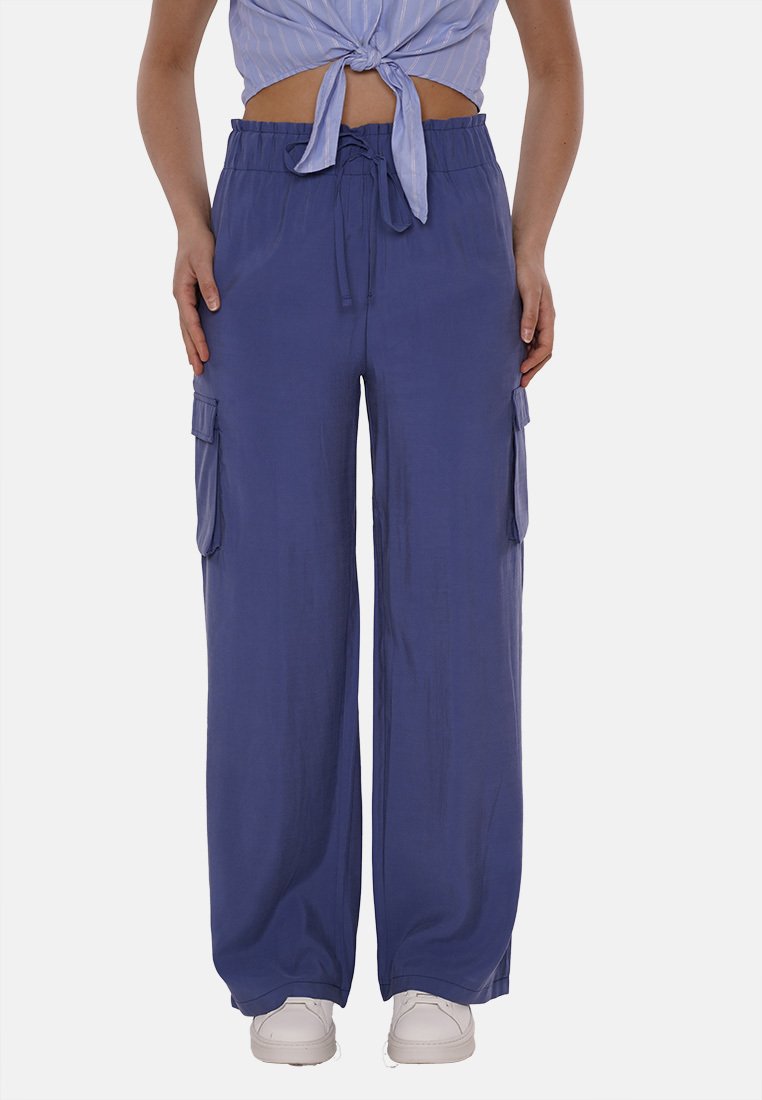 Pantaloni cargo a gamba larga in tessuto blu scuro con vita elastica, cordoncino e due tasche laterali. Texture liscia, design casual.