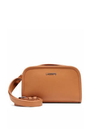 Borsa crossbody rettangolare Tan di Lacoste in pelle con tracolla regolabile e logo argentato sul davanti.
