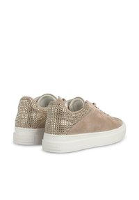 Beige Wildlederschuhe mit Netzeinsätzen an der Rückseite, weißer Gummisohle und flachen Schnürsenkeln. Geeignet für Freizeitkleidung.