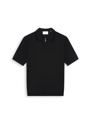 Schwarzes kurzärmliges Poloshirt mit Kragen und vorderem Reißverschluss, flach auf weißem Hintergrund liegend.