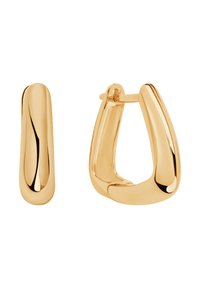 Złote kolczyki z metalu w kształcie gładkiej, wydłużonej kropli i masywnego, pustego kółka o wypolerowanej powierzchni.