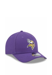 Cappello da baseball viola realizzato in tessuto con una corona strutturata, caratterizzato da un prominente logo ricamato di un vichingo sul davanti.