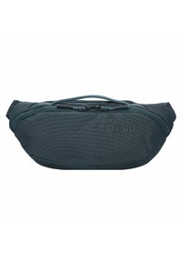Banane en vert foncé fabriquée en nylon texturé, dotée d'une fermeture zippée sur le dessus, d'un marquage à l'avant et d'un design épuré avec un motif subtil.