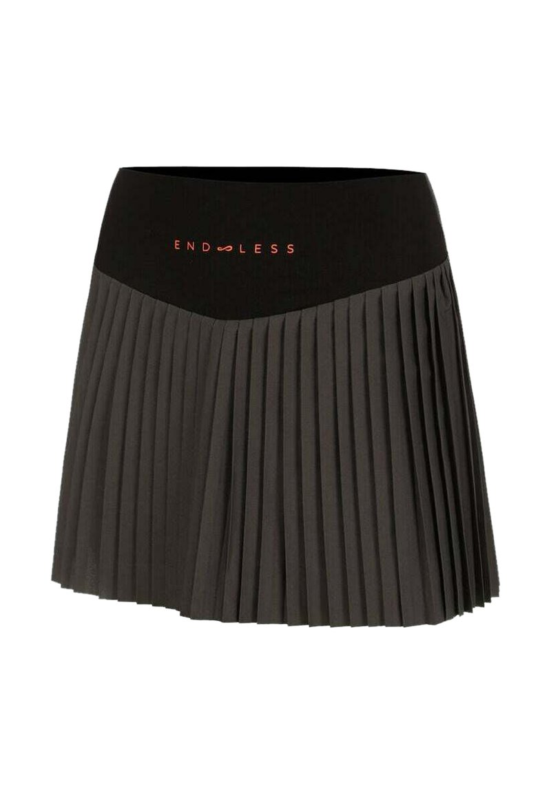 Gonna nera plissettata con una larga vita nera con la scritta "ENDLESS" in rosso. Realizzata in tessuto leggero e testurizzato.