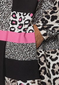 Emily van den Bergh DRESS - Vestido camiseiro - black/white/pink
