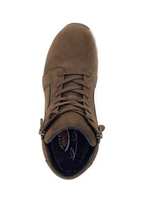 Bruine suède enkellaars met ronde neus, vetersluiting aan de voorkant, zijrits en gevoerde binnenzool. Heeft een gestructureerd oppervlak en een platte rubberen zool.
