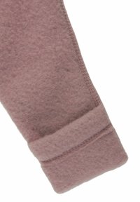 Fleece-manchet i blødt, lyst mauve stof med en glat tekstur; har en syet kant og en foldet kant ved åbningen.