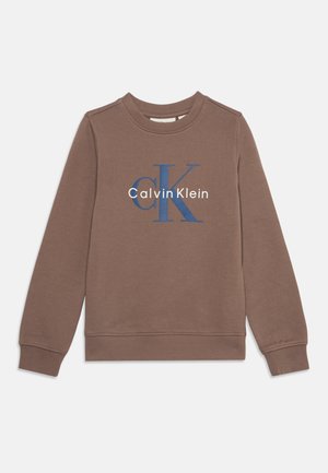 Brązowa bluza z długim rękawem i okrągłym dekoltem z niebiesko-białym logo Calvin Klein nadrukowanym z przodu.