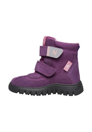 Bottes d'hiver pour enfants en violet avec deux bandes auto-agrippantes, semelle épaisse noire et étiquette en tissu Naturex rose.