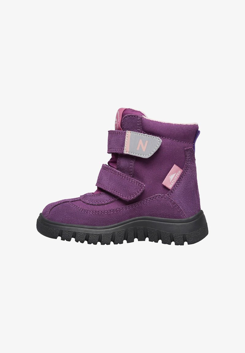 Bota de invierno para niños en color púrpura con doble tira de velcro, suela gruesa negra y etiqueta de tela Naturex en color rosa.