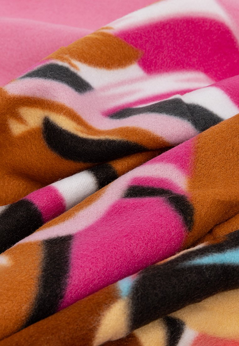 Fleece-Decke mit einem abstrakten Muster in Pink, Braun, Schwarz und Blau. Weicher Stoff mit einem glatten, warmen Erscheinungsbild.