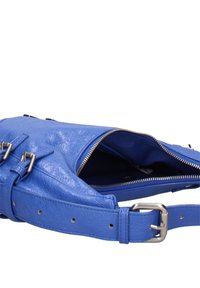 Sac à main en cuir bleu avec une surface texturée, doté d'une ouverture zippée, d'accents métalliques et d'une bandoulière ajustable.