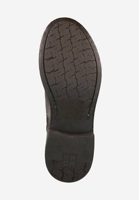 Braune Gummisohle mit strukturiertem Muster, leicht abgerundeter Form und strapazierfähiger Oberfläche. Mit "MADE IN ITALY" und Markenzeichen geprägt.