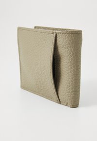 Portefeuille en cuir beige texturé au design minimaliste, avec une fente ouverte et des coutures soignées le long des bords.