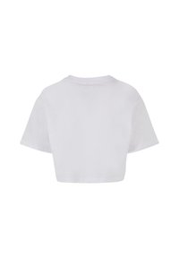 Camiseta blanca recortada, de manga corta, con cuello redondo, hecha de suave tela de algodón, textura lisa, sin patrones ni gráficos visibles.